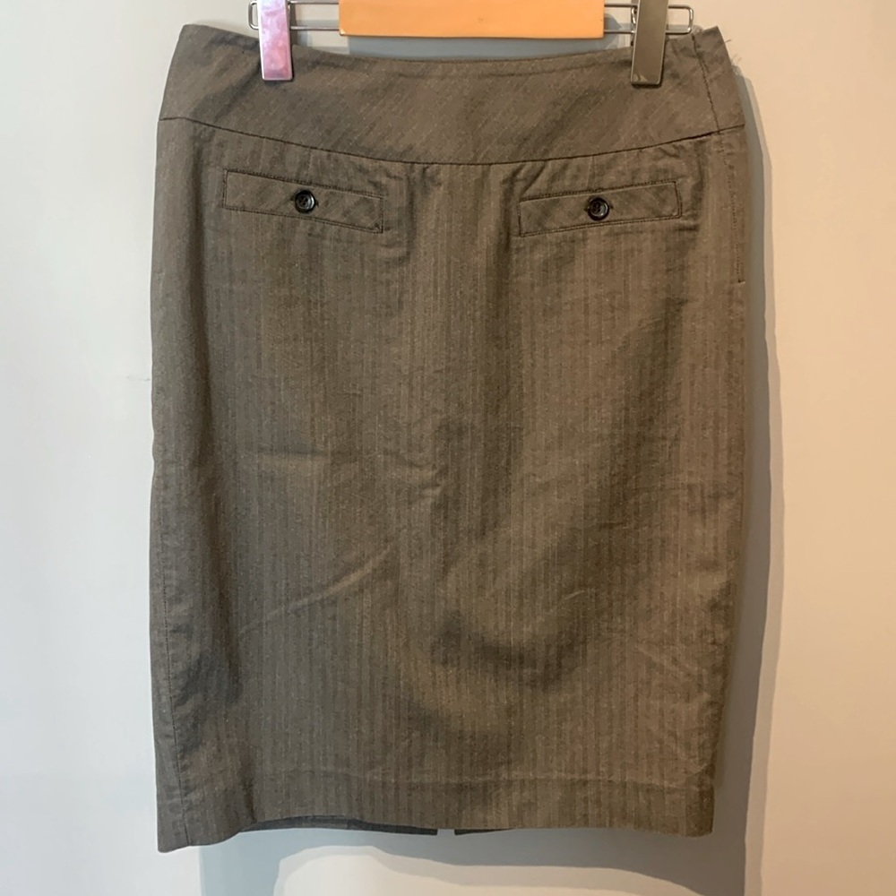 ⭐️ 5 for 20$! ⭐️ RW&Co Grey Pencil Skirt with Subtle Pinstripes - Picture 2 of 5
